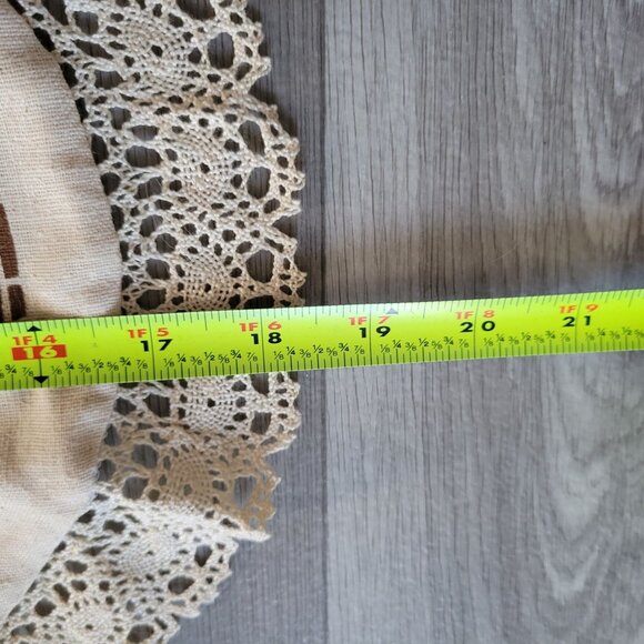 Vintage Handcrafted Lace-Trimmed Table Runners With Basket & Berry Design - Picture 7 of 10